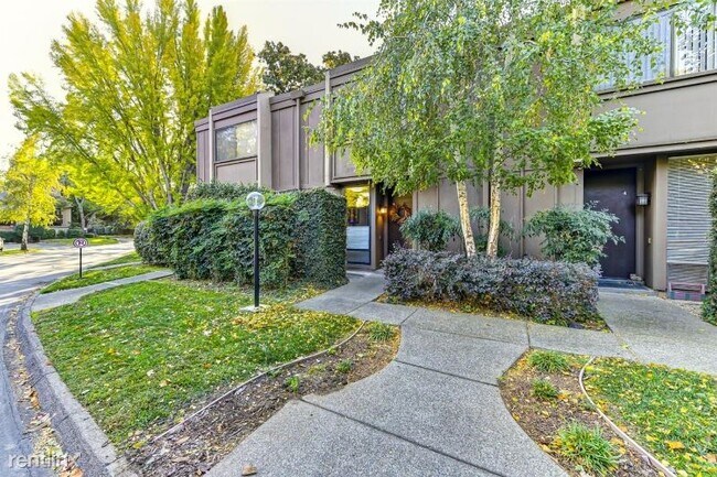 Building Photo - 2 br, 1.5 bath Condo - 2224 Woodside Ln