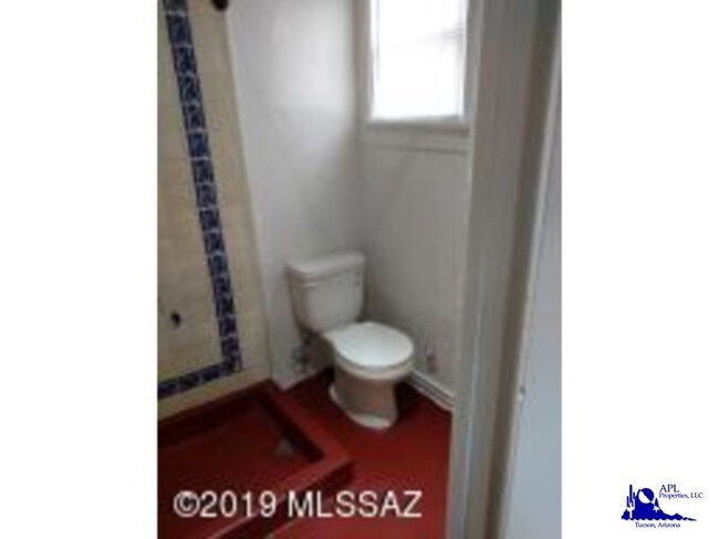 Building Photo - 806 E Elm St
