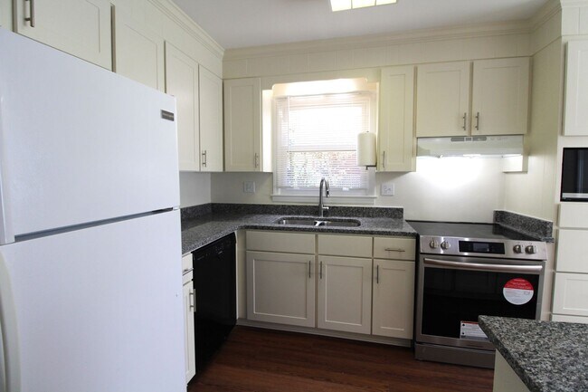 Building Photo - Cute Ranch Home in Matthews!