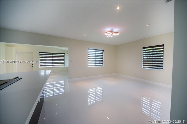 Foto del edificio - 1748 NE 180th St