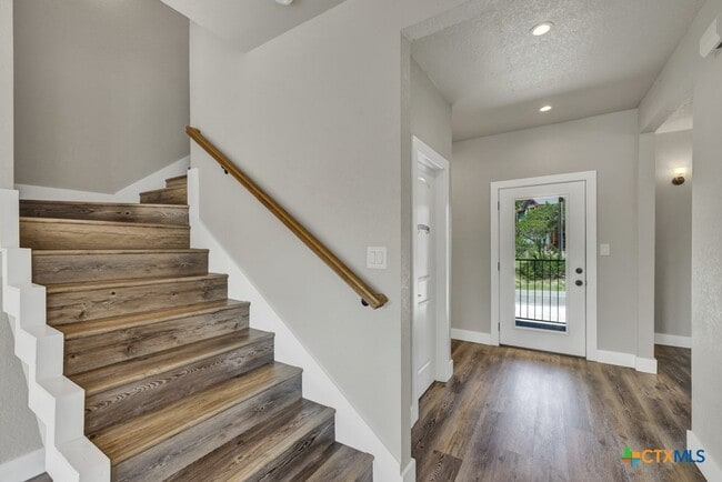 Foto del edificio - 1216 Canyon Lake Dr