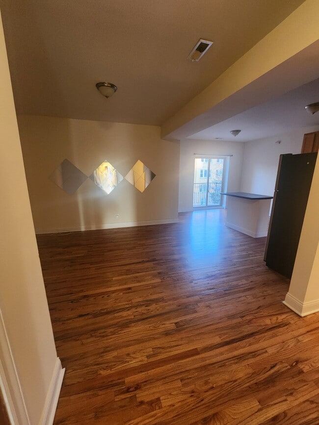 Building Photo - 5016 N Harding Ave