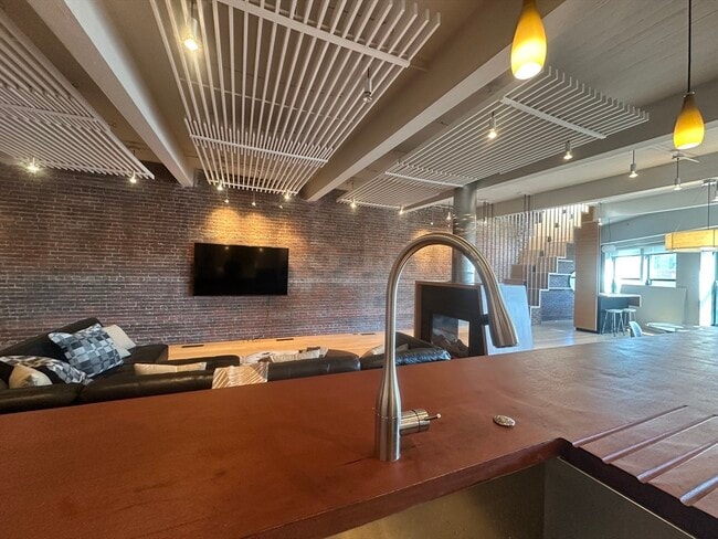 Building Photo - 90 N Washington St