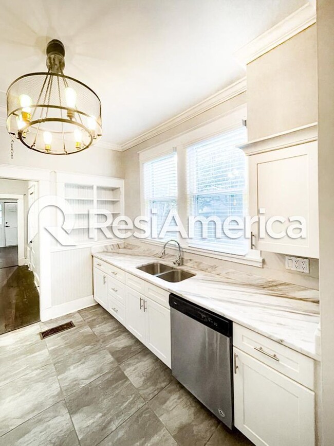 Foto del edificio - 2 Bedroom/1 Bathroom Midtown Charmer!