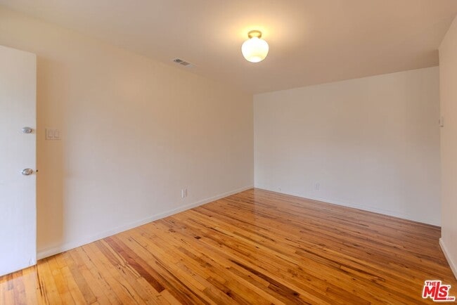 Building Photo - 302 N Maple St