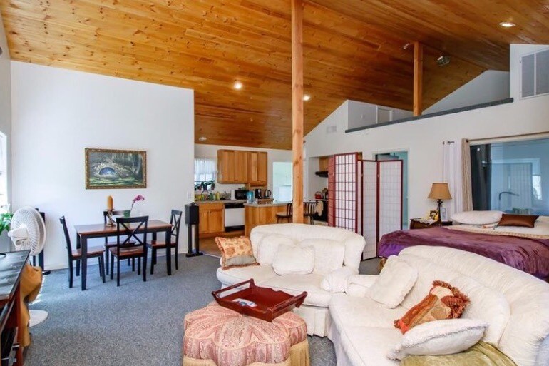 Chalet Studio with Open Plan - 330 E Butler Ln