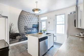 Kitchen - 2364 Rue De Bordeaux
