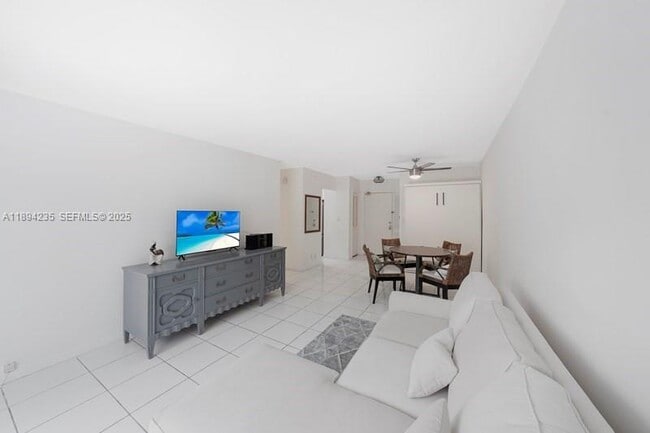 Foto del edificio - 3000 Riomar St