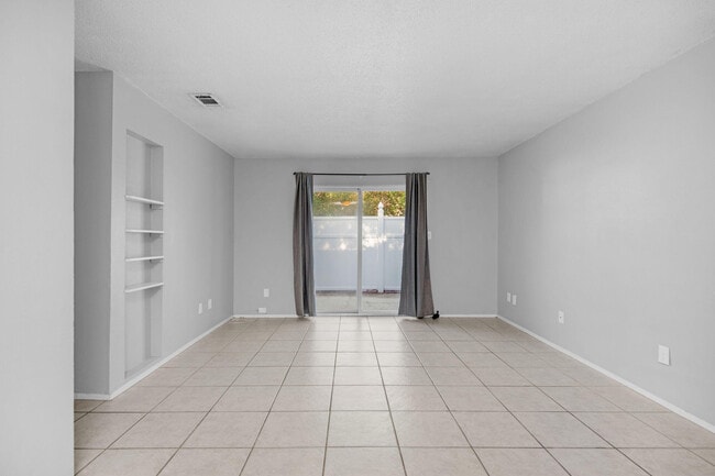 Building Photo - 1555 Green Briar Pkwy