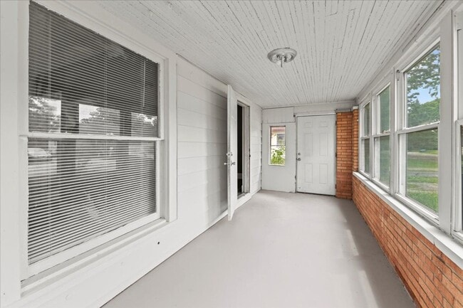 Building Photo - 1509 Manhattan Ave