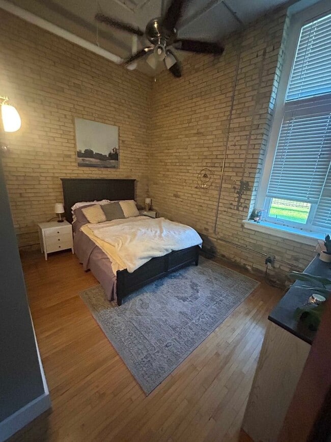Foto del edificio - 2 bed/ 1 bath corner condo