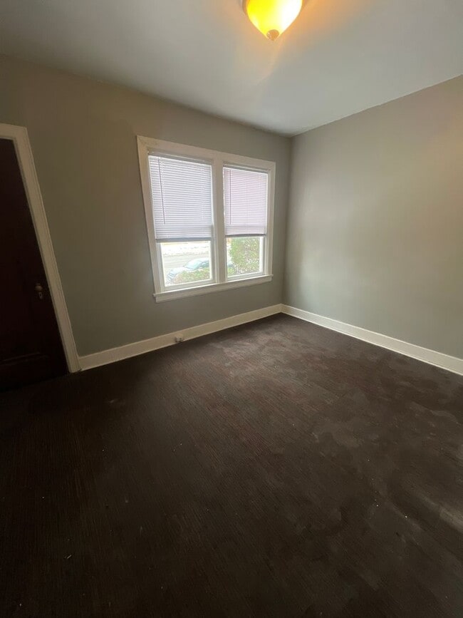 Building Photo - Spacious 3 bedroom 2 bath!