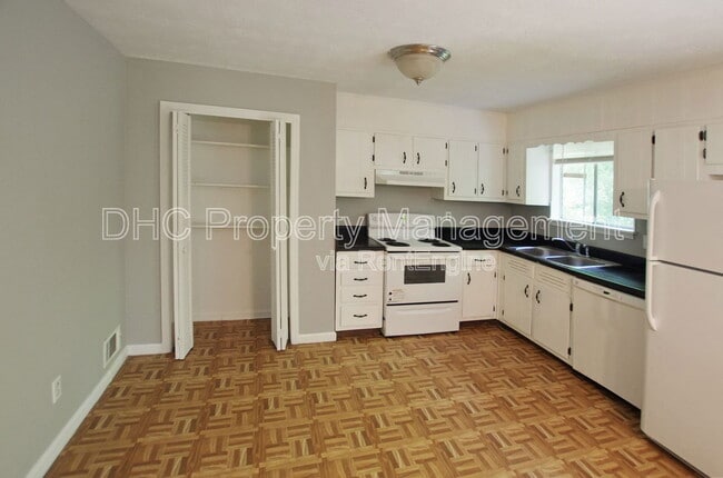 Building Photo - 210 Creekwood Ln