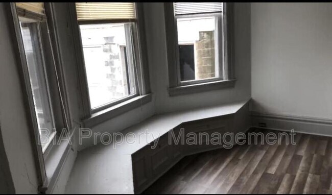 Foto del edificio - 585 Forest Ave