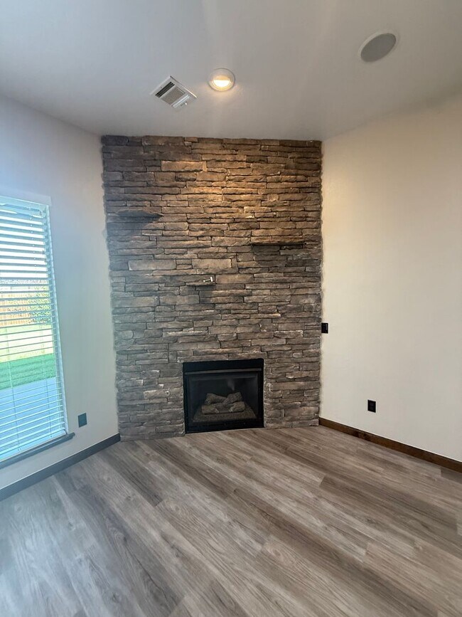 Foto del edificio - 3 bed plus office, Neighborhood amenities include a neighborhood pond, Pool and playground!