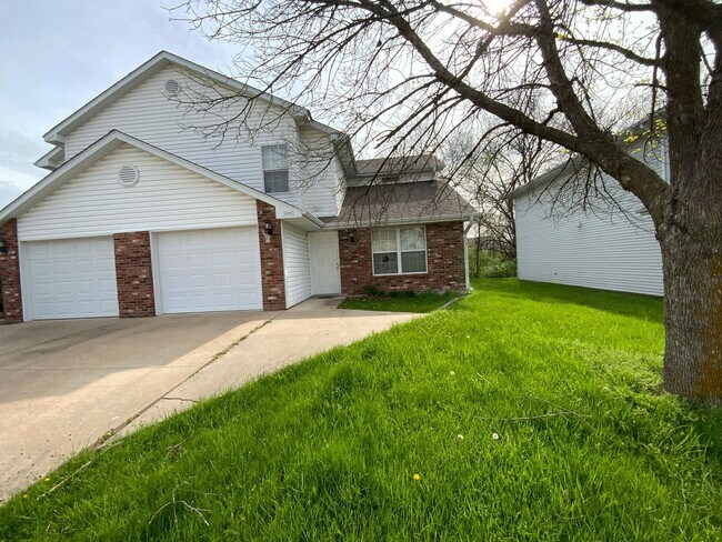 Foto del edificio - 3401-3403 Squirrel Dr