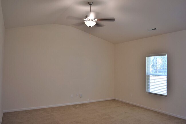 Building Photo - Beautiful Ranch Home - FENCED Yard - 2 car garage