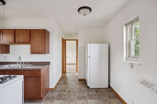 Building Photo - Spacious Top-Floor 1BR on Beautiful Iris P...