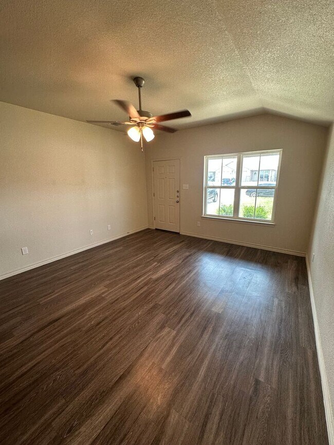 Building Photo - 3 Bedroom / 2 bathroom