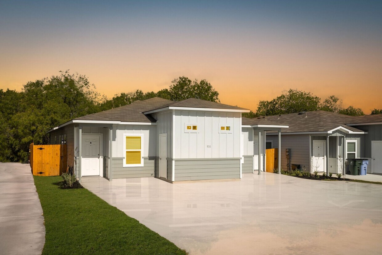 Foto principal - 926 Country Club Dr