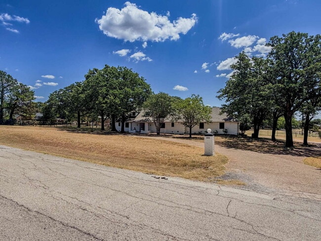 Building Photo - Beautiful 6 bed, 2 bath home in Burleson!