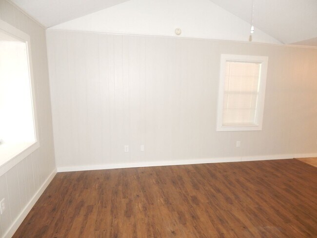 Building Photo - Country Living-City Close! Updated 2 Bedro...
