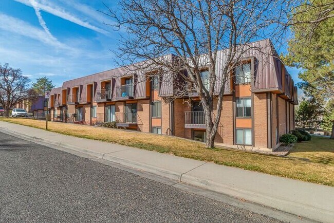 Building Photo - Bright & Spacious 1BD/1BA Top-Floor Unit w...
