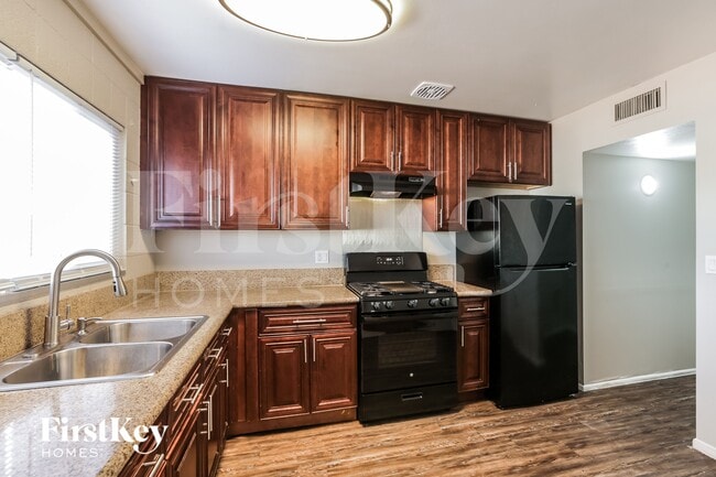 Building Photo - 2800 E Webb Ave