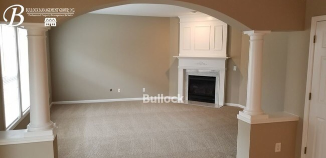 Building Photo - 5881 La Chateau Pl