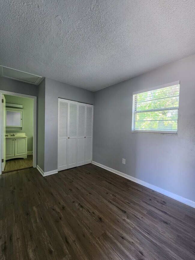 Foto del edificio - ** UNDER NEW MANAGEMENT **  1 Bedroom / 1 ...