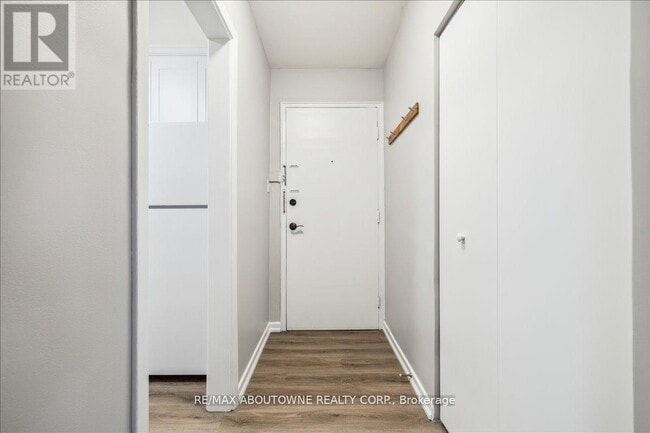 Photo du bâtiment - 2350 Queensway Dr