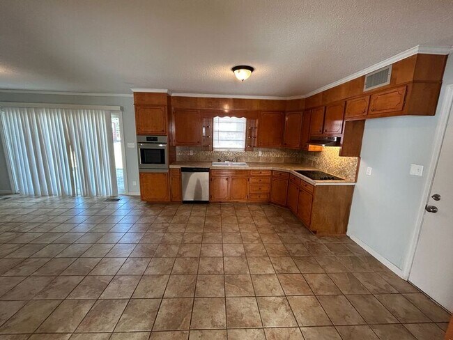 Building Photo - 400 Glen Crest Dr