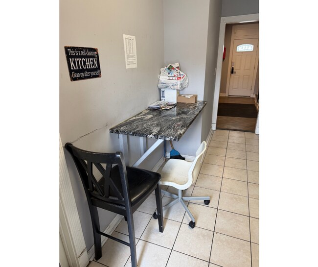 Foto del edificio - 3445 Juneway-1 Available $650 1