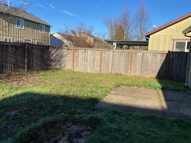 Building Photo - Beautiful Home! Large open living room! Do...