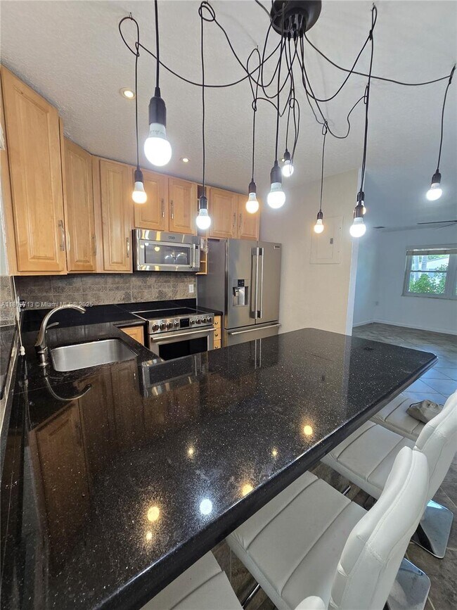 Foto del edificio - 845 NE 37th St