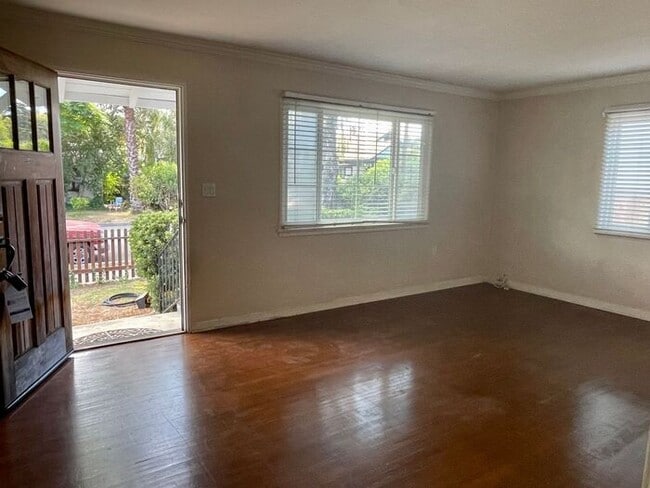 Building Photo - Charming 2 Bedroom Westside Home - Availab...
