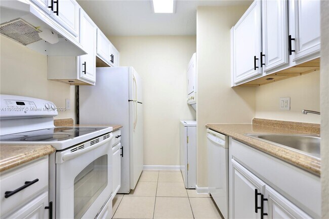 Foto del edificio - 10016 Twin Lakes Dr