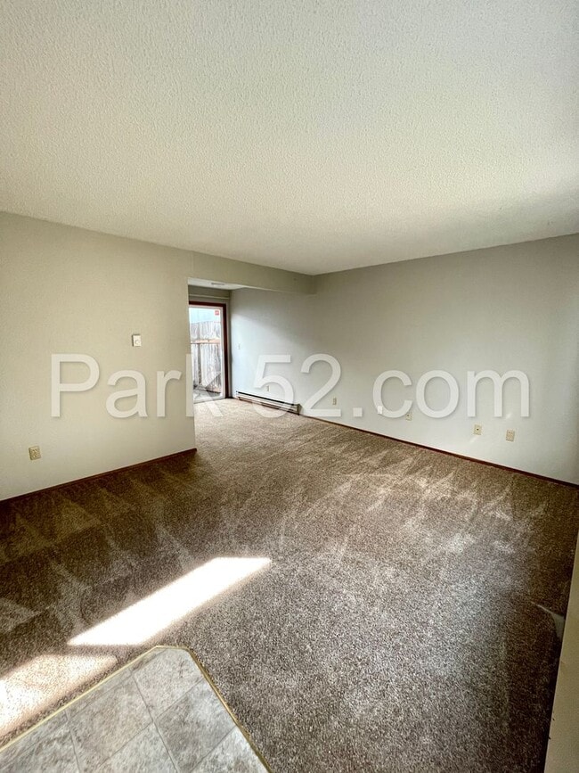 Building Photo - 631 N Fife St