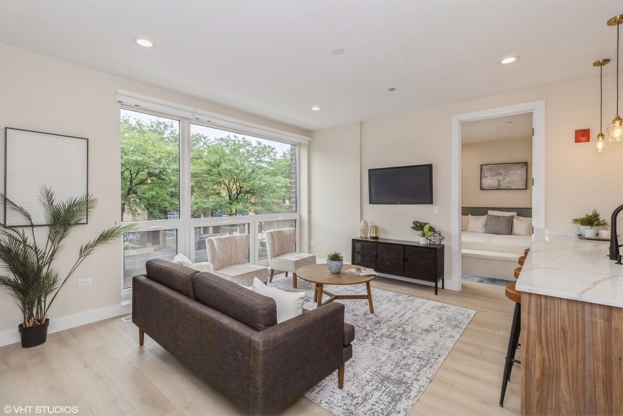 Foto principal - 3045 W Irving Park Rd