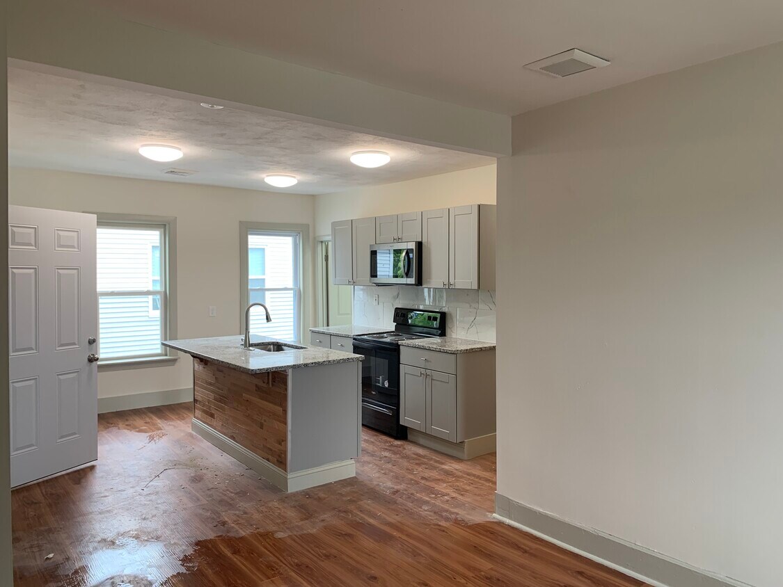 Primary Photo - 17 Cheever St