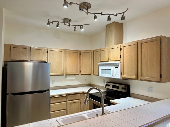 Kitchen with all appliances, including new refrigerator - 5400 Harbour Pointe Blvd
