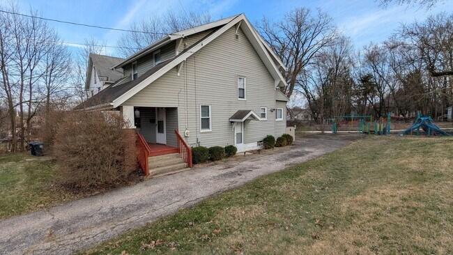 Foto del edificio - Charming 3-bedroom, 1-bathroom home located in the vibrant city of Akron