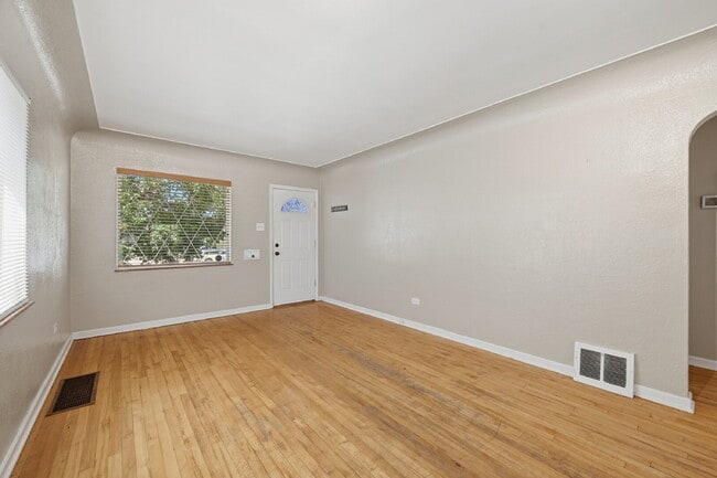 Building Photo - $2,895.95, 3-bed, 2-bath duplex in Denver with a washer and dryer and $300 off the first month's ...