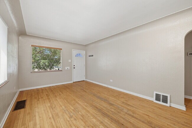 Foto del edificio - $2,895.95, 3-bed, 2-bath duplex in Denver with a washer and dryer and $300 off the first month's ...