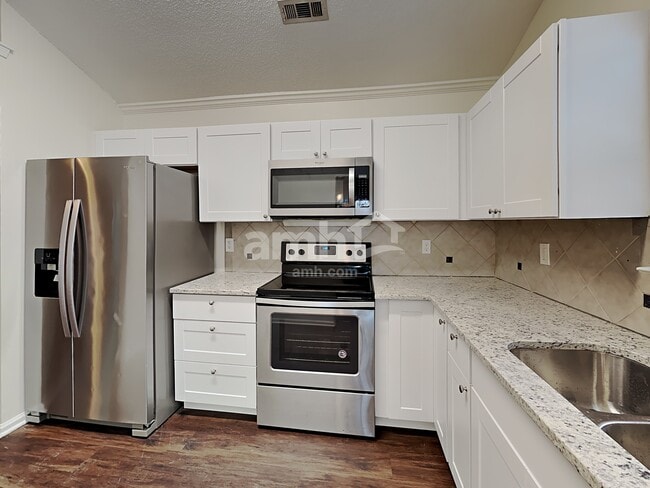 Building Photo - 7 Hazeltine Ct