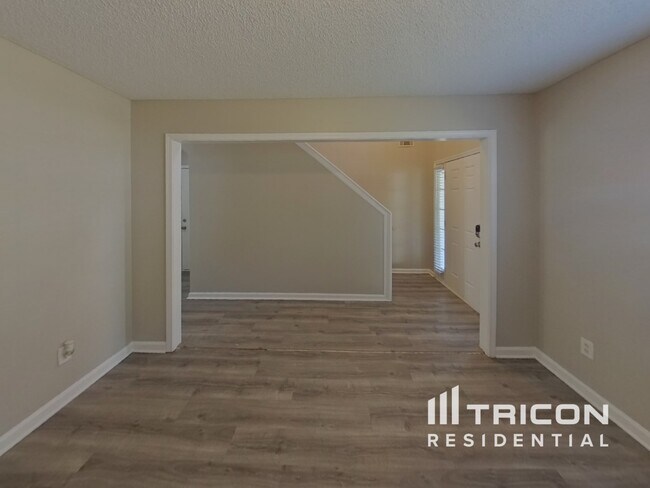 Foto del edificio - 5753 Village Loop
