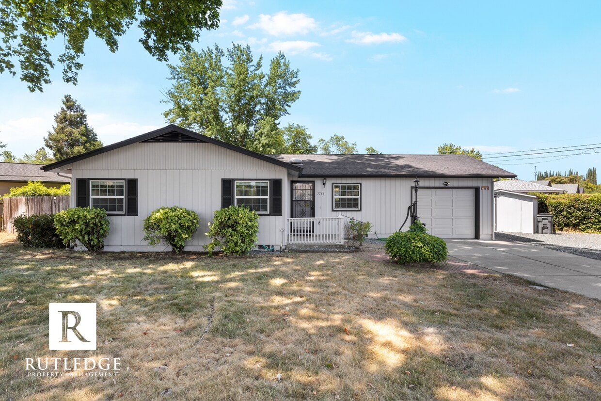 Foto principal - Spacious Corner Lot Home