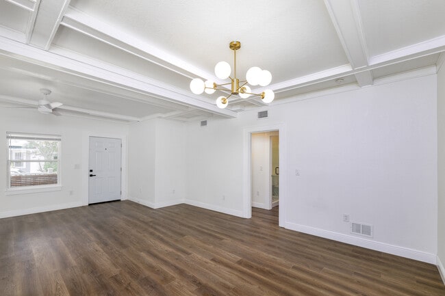 Building Photo - 644 6th Ave N