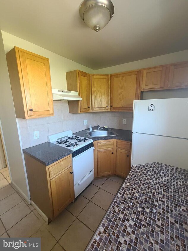 601 White Horse Pike Unit B, Oaklyn, NJ 08107 Room for Rent in Oaklyn