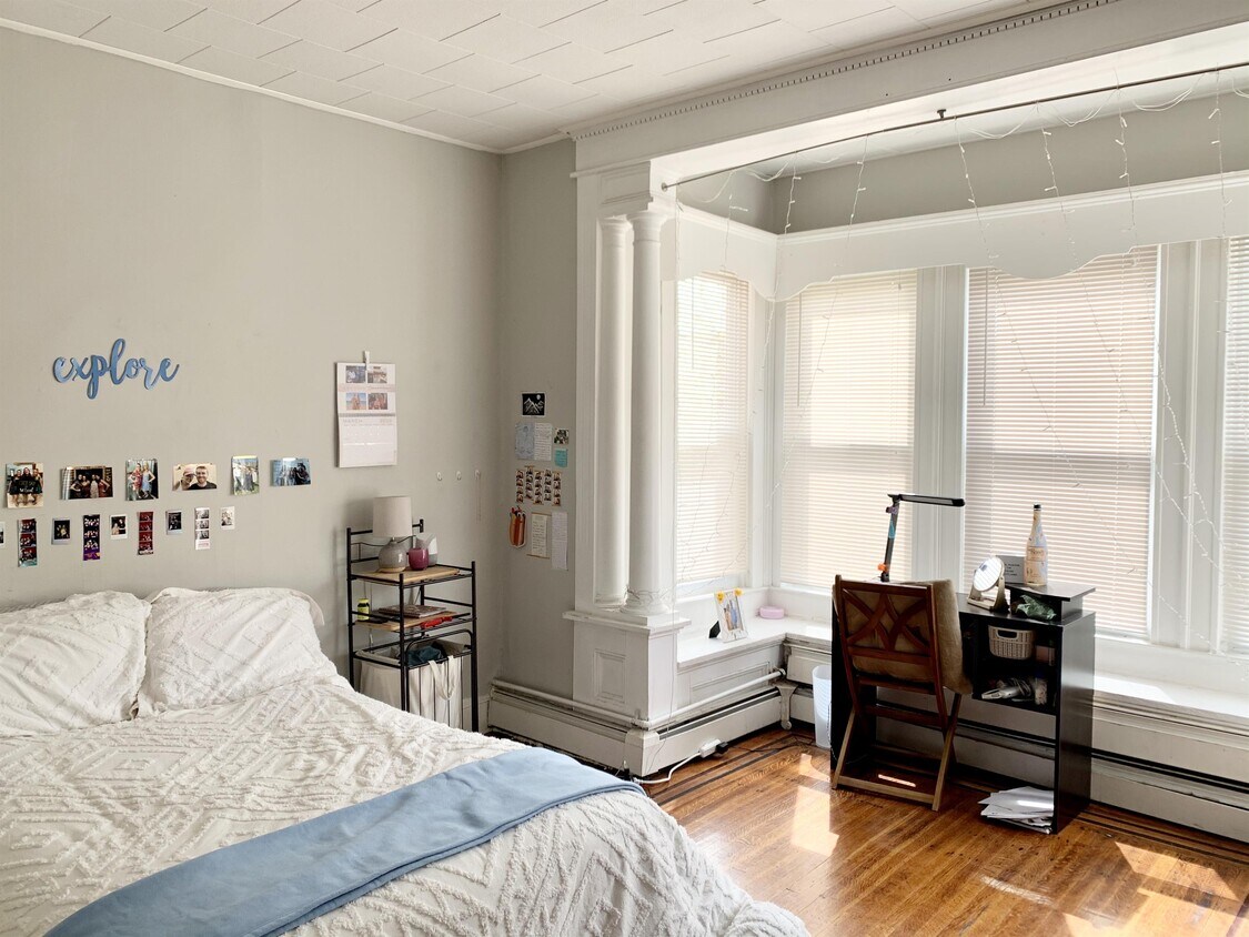 Foto principal - 301 E 33rd St